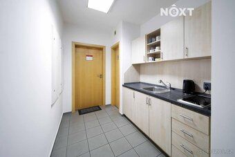 Exkluzivně nabízíme k pronájmu prostorné, klimatizované kanc