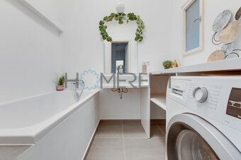 Nabízíme k dlouhodobému pronájmu moderní, krásně zařízený zr