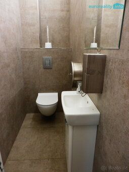 Nabízíme k pronájmu komerční prostor 735 m2 se dvěma garážem
