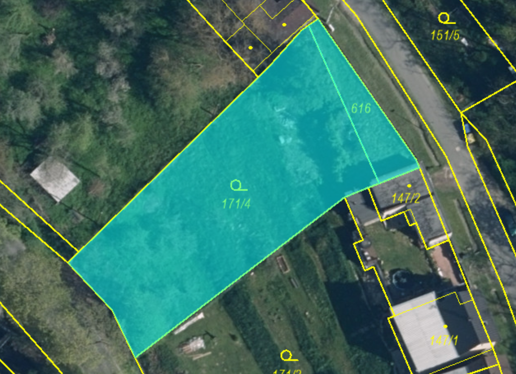 Svažitý stavební pozemek o rozloze 1103m2. 5 min. od nájezdu