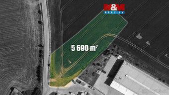Svažitý stavební pozemek o rozloze 1103m2. 5 min. od nájezdu