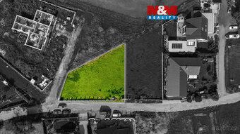 Svažitý stavební pozemek o rozloze 1103m2. 5 min. od nájezdu
