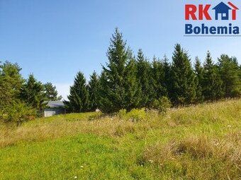 Svažitý stavební pozemek o rozloze 1103m2. 5 min. od nájezdu