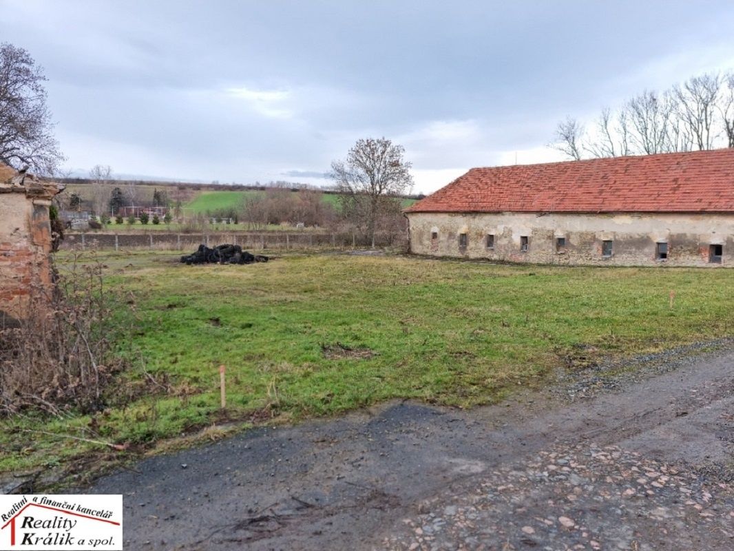 Pozemek k výstavbě RD o výměře 658m2 v obci Neškaredice, 3km