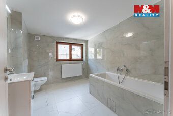 Nabízíme vám k prodeji prostorný rodinný dům, kousek od námě