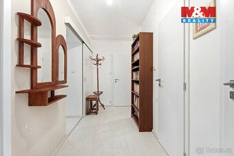 Nabízíme prostorný a světlý byt o dispozici 2+1 a celkové vý