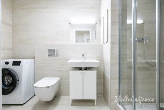 Nabízíme k dlouhodobému podnájmu světlý a moderní byt 2+kk v
