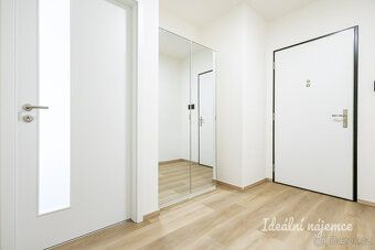Nabízíme k dlouhodobému podnájmu světlý a moderní byt 2+kk v