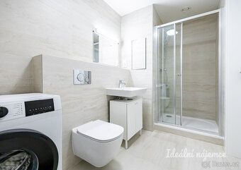 Nabízíme k dlouhodobému podnájmu světlý a moderní byt 2+kk v