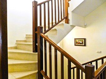 Nabízíme k prodeji řadový dům (duplex) o dvou obytných podla