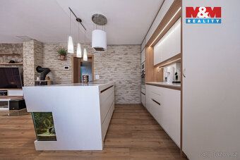 Nabízíme k prodeji velice pěkný, slunný a samostatný rodinný