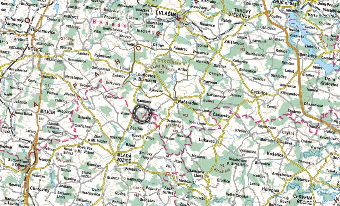 Na břehu rybníka Podhorník, v krajině plné zeleně a klidu, n