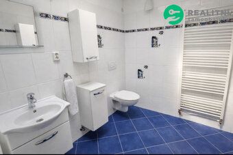 Rodinný dům 189 m² s bazénem, terasou, dvěma balkony a možno