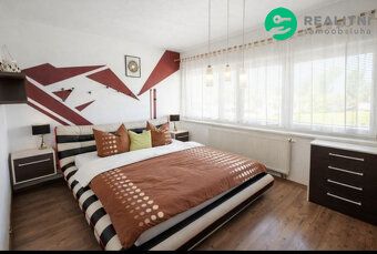 Rodinný dům 189 m² s bazénem, terasou, dvěma balkony a možno