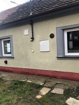 Nabízím k prodeji rodinný dům 90 m a nádvoří 80m.Do domu je 