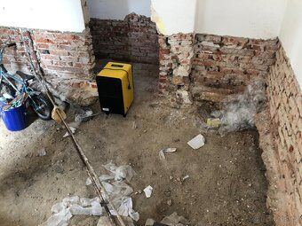 Nabízím k prodeji rodinný dům 90 m a nádvoří 80m.Do domu je 