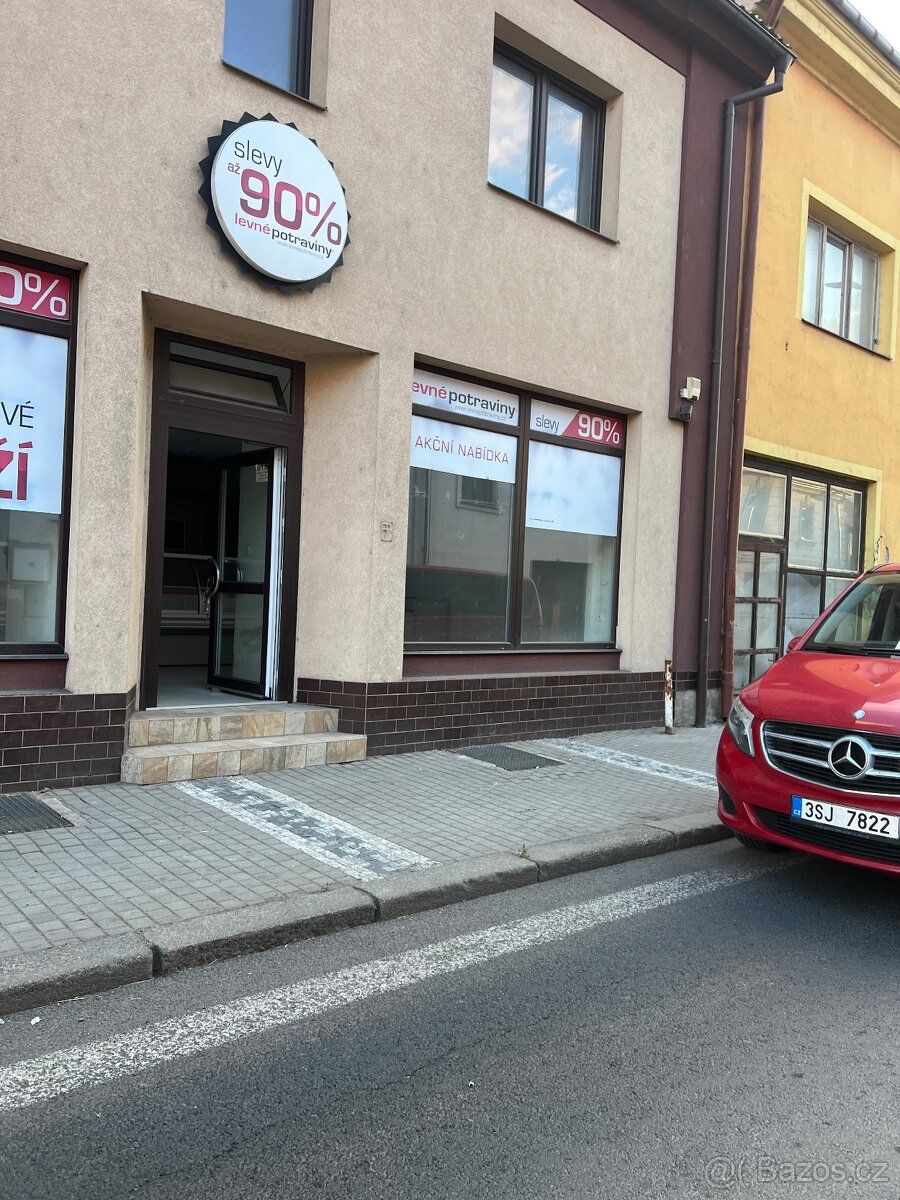 Dům s obchodem se nachází nedaleko centra Podbořan,v přízemí