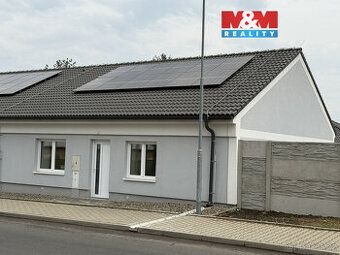 Dům s obchodem se nachází nedaleko centra Podbořan,v přízemí