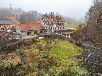 Dům s obchodem se nachází nedaleko centra Podbořan,v přízemí