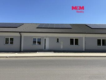 Dům s obchodem se nachází nedaleko centra Podbořan,v přízemí