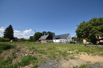 Nabízíme rodinný dům s rozsáhlými pozemky o celkové výměře 7