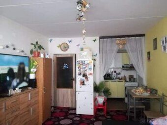 Nabízíme k pronájmu byt 1+kk v 1.patře bytového domu, kousek