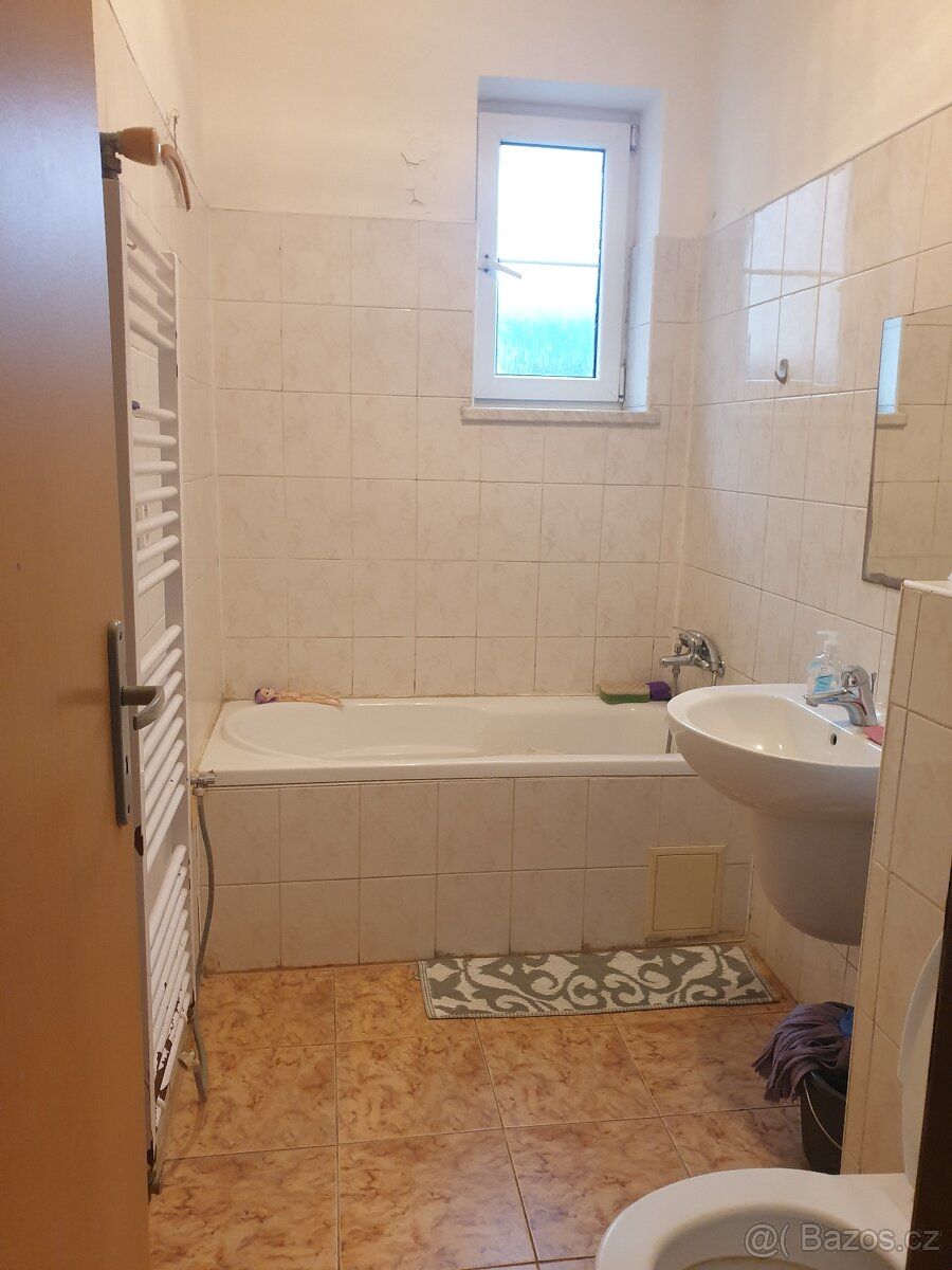 Nabízíme k pronájmu byt 1+kk v 1.patře bytového domu, kousek