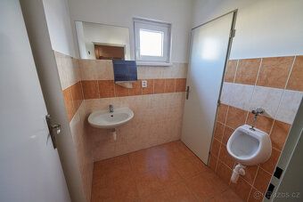 Čtyři 17m2 samostatné kanceláře + společný 45m2 open space k