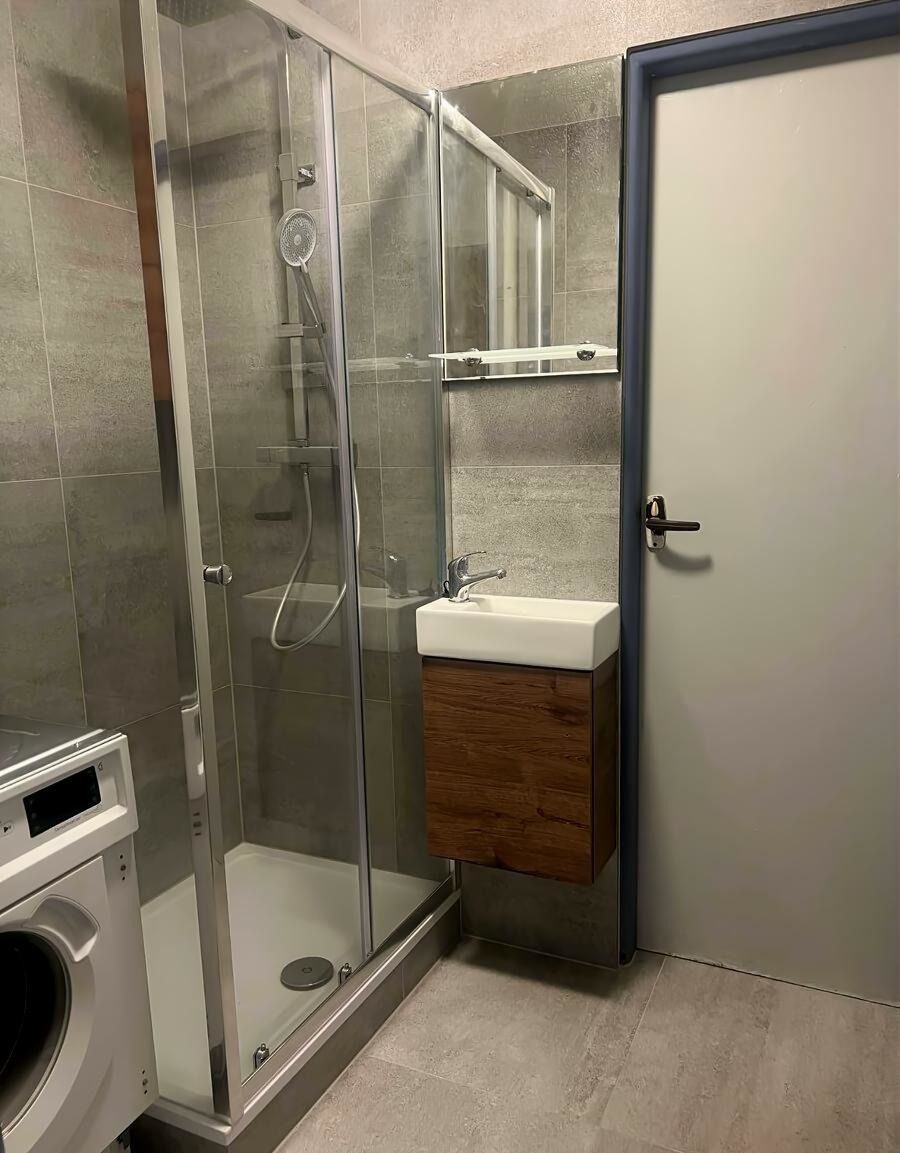 Nabízíme k pronájmu byt 2+1 se šatnou o celkové ploše 60 m²,