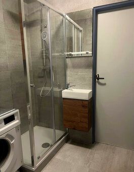 Nabízíme k pronájmu byt 2+1 se šatnou o celkové ploše 60 m²,