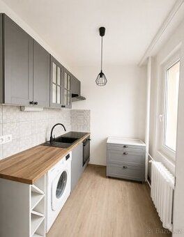 Nabízíme k pronájmu byt 2+1 se šatnou o celkové ploše 60 m²,