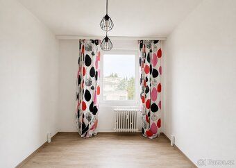 Nabízíme k pronájmu byt 2+1 se šatnou o celkové ploše 60 m²,