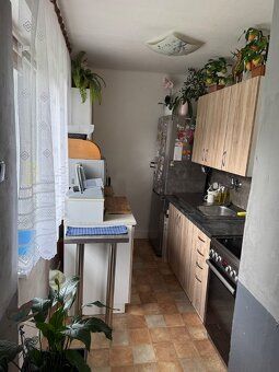 Nabízíme k pronájmu světlý byt o dispozici 2+1 a podlahové p