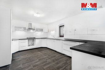 Hledáte bydlení na venkově, kde město bude na dosah ruky? A 