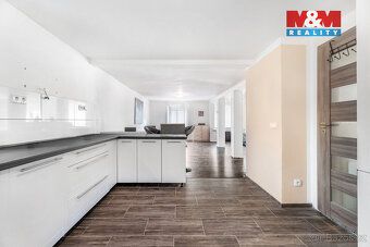 Hledáte bydlení na venkově, kde město bude na dosah ruky? A 