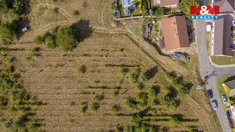 Nabízíme k prodeji pozemek k bydlení o rozloze 1974 m² v obc