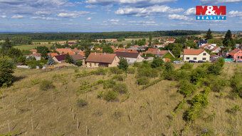 Nabízíme k prodeji pozemek k bydlení o rozloze 1974 m² v obc