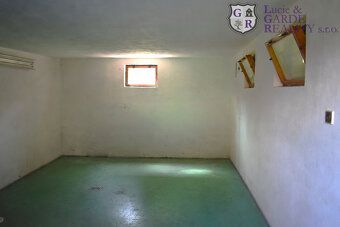 Na okraji lesa, 150 m od řeky se nachází moc hezká chatová k