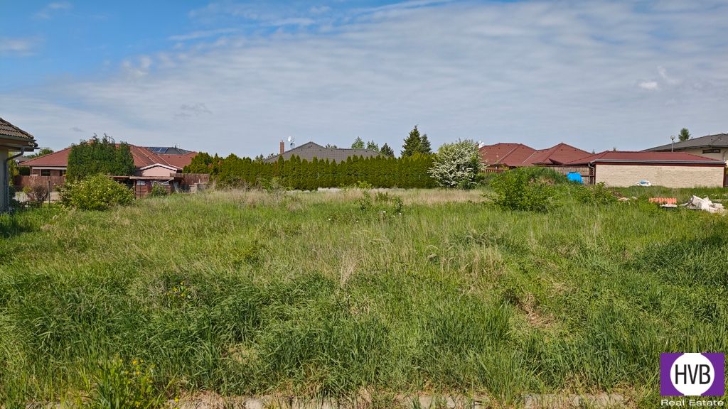 Nabízíme k prodeji stavební pozemek o rozloze 911 m² v obci 