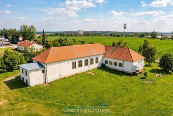 K prodeji nabízíme komerční areál o celkové výměře 8 553 m2.