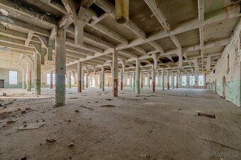 🏭 PRODEJ BROWNFIELDU – BÝVALÁ TEXTILKA, VELKÉ HAMRY (11 000 