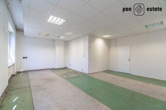 Nabízíme k prodeji víceúčelovou budovu v samotném centru Zlí
