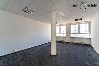 Nabízíme k prodeji víceúčelovou budovu v samotném centru Zlí