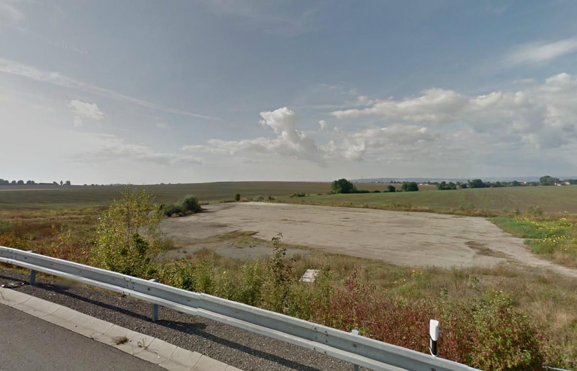 Prodáme pozemek s asfaltovým povrchem o velikosti 8119 m2 v 