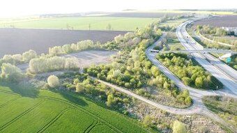 Prodáme pozemek s asfaltovým povrchem o velikosti 8119 m2 v 