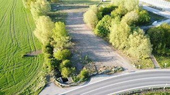 Prodáme pozemek s asfaltovým povrchem o velikosti 8119 m2 v 