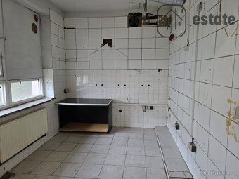 Nabízíme k pronájmu rozsáhlé kancelářské, provozní nebo skla