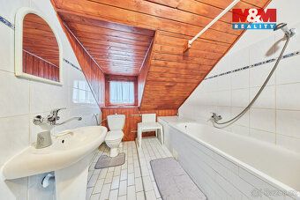 Nabízíme k prodeji prostorný rodinný dům v klidné části obce