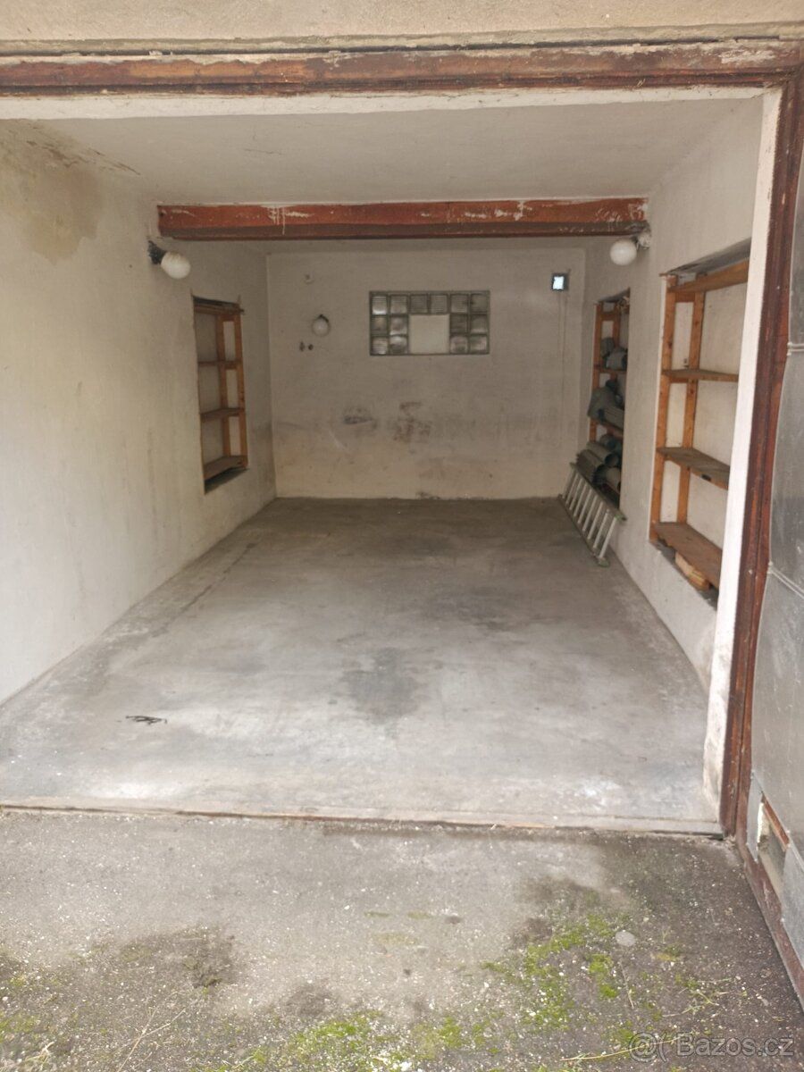 Prodám zděnou řadovou garáž 21m2 na vlastním pozemku. Na Skř