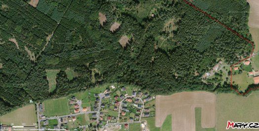 Pozemek vhodný ke stavbě nadstandartního domu. Na okolních p